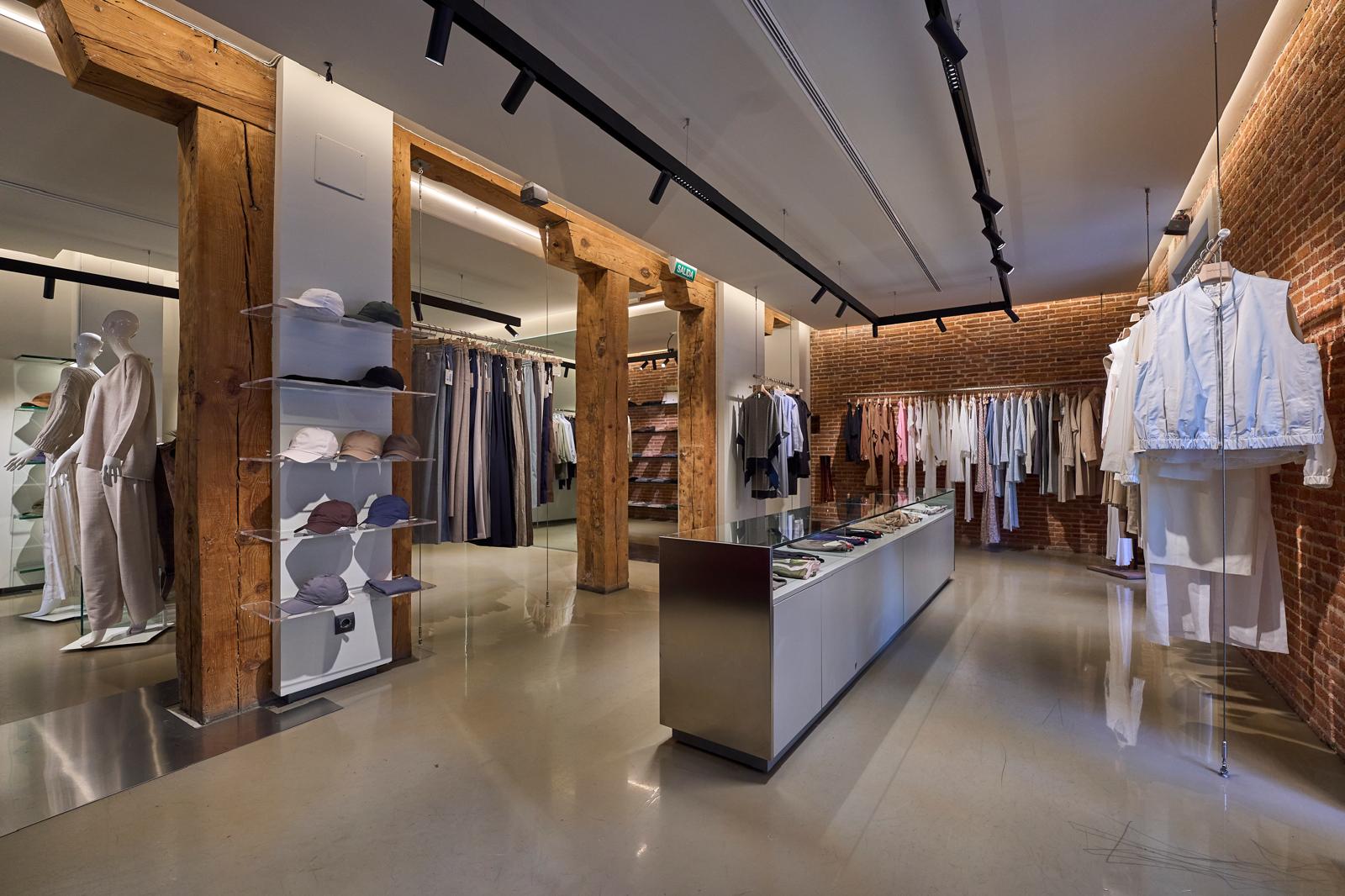 Interior de la boutique Just One Madrid