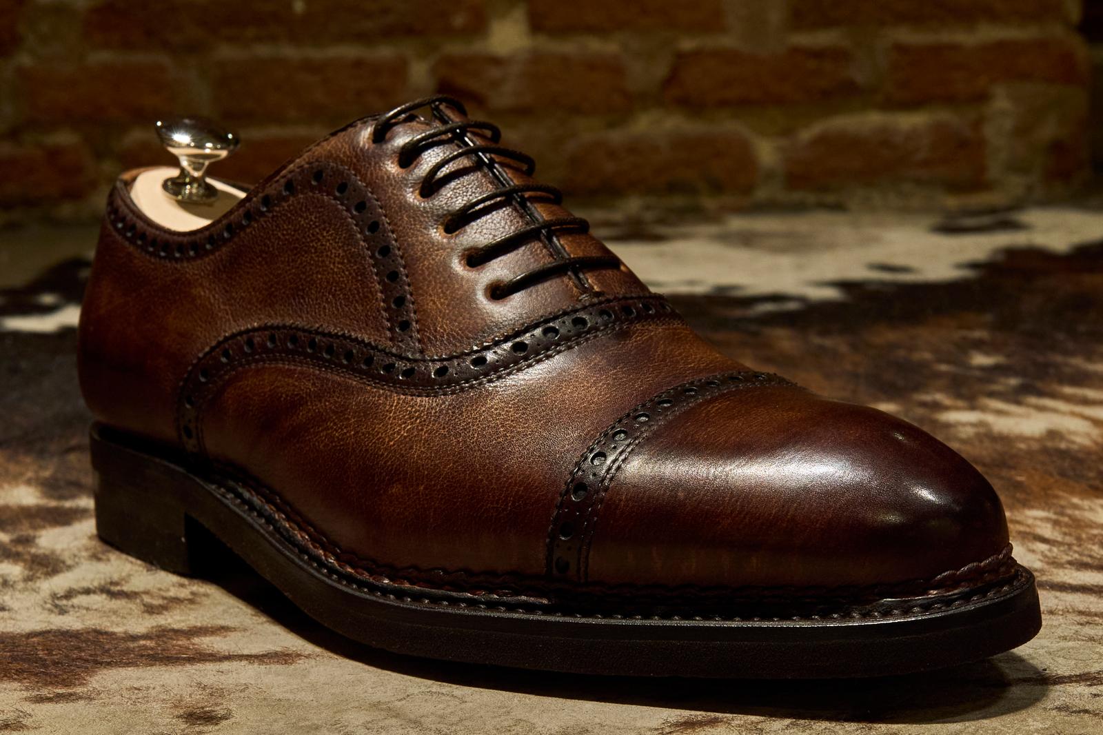 Zapato artesanal de piel marrón